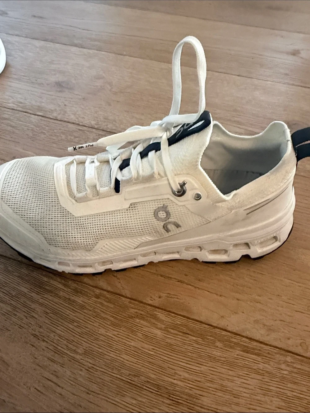 On Running Men's White Athletic Running Shoe with Black Heel Tab size 7.
